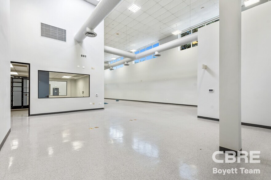 More Photos Of 26025 Mureau Rd, Calabasas Office For Sale