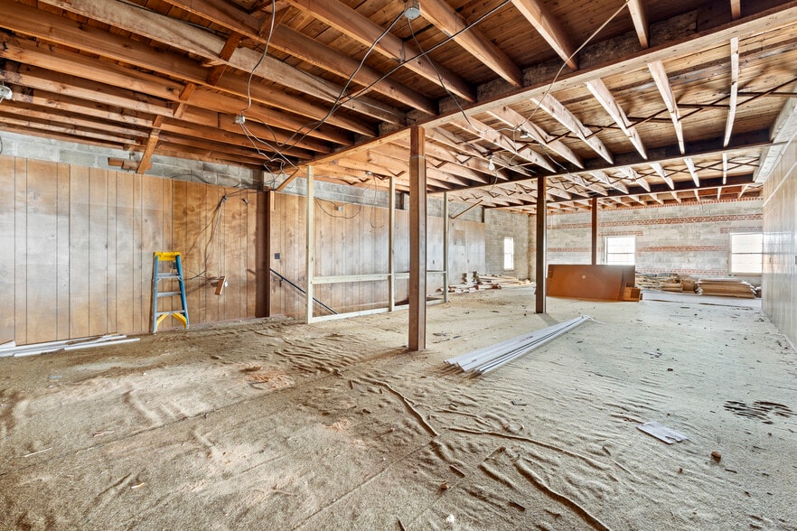 More Photos Of 803 Mcarthur St, Manchester Warehouse For Sale