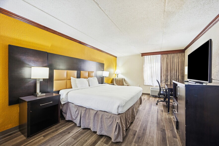 More Photos Of 925 Highway 332, Lake Jackson Hotel For Sale