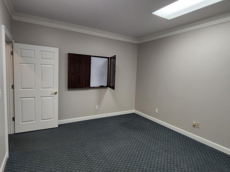 More Photos Of 500 Sun Valley Dr, Roswell Office For Sale