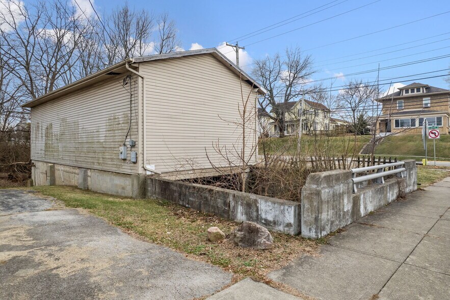 More Photos Of 239 W Locust St, Wilmington Storefront For Sale