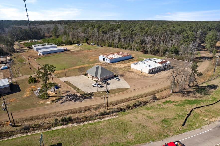 More Photos Of 1410 Apache Dr, Mccomb Freestanding For Sale