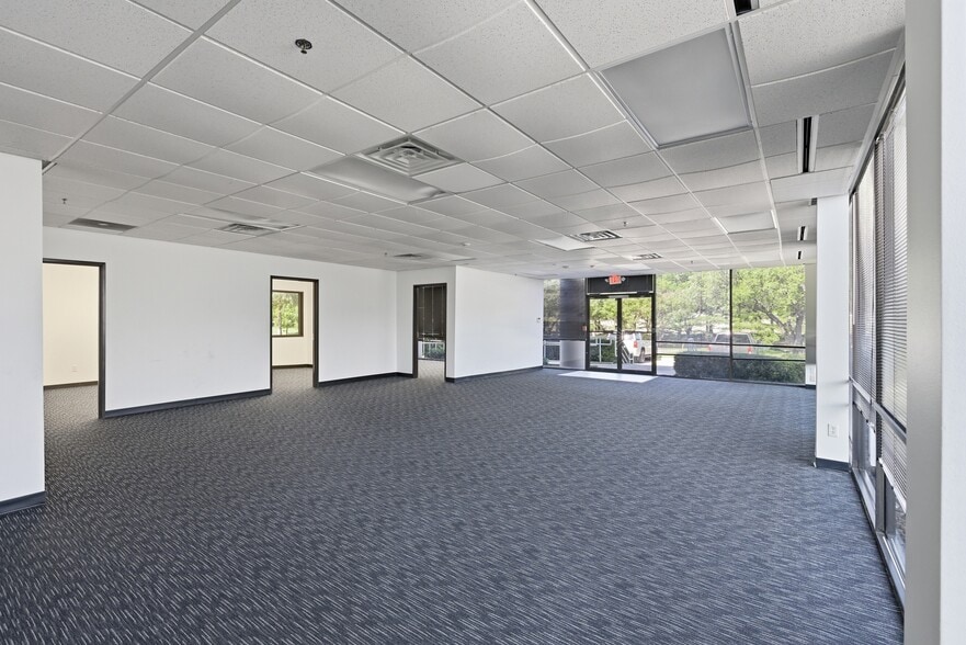 More Photos Of 13755-13775 Benchmark Dr, Farmers Branch Warehouse For Lease