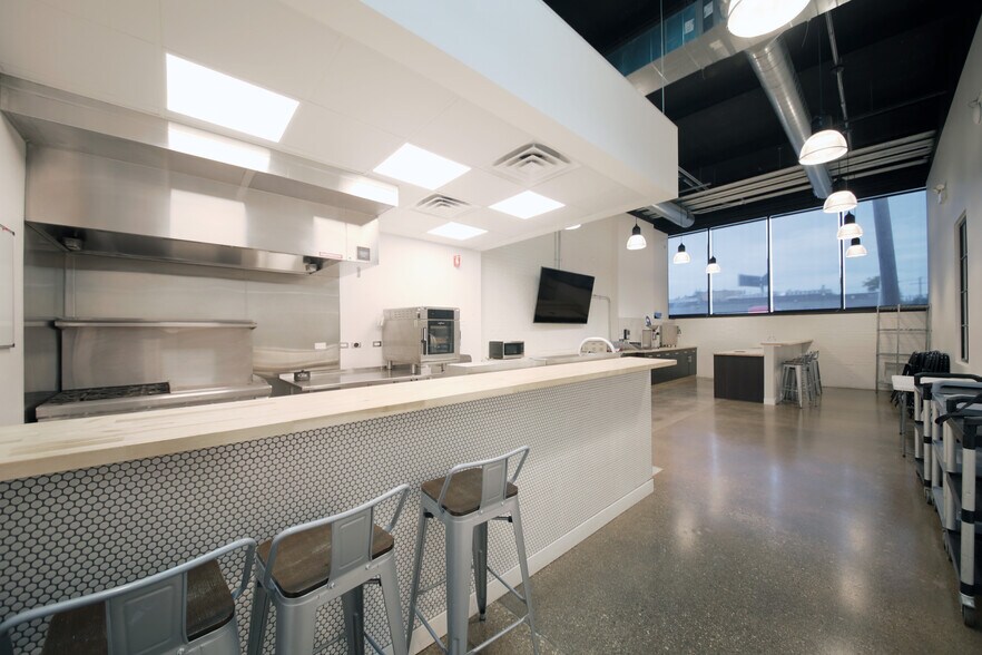 More Photos Of 900 W Cermak Rd, Chicago Warehouse For Lease