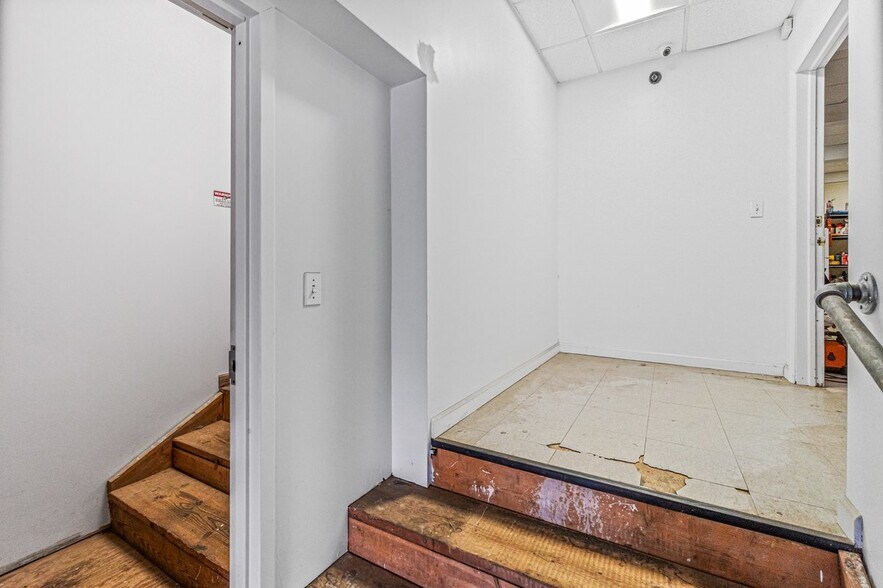 More Photos Of 75 Windsor Ave, Mineola Warehouse For Sale