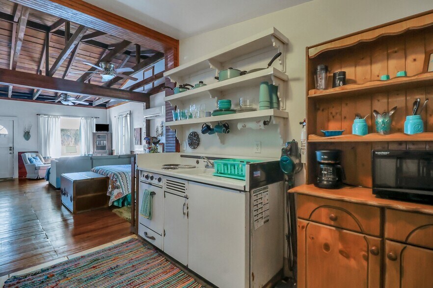 More Photos Of 8 E 41st St, Savannah Storefront Retail Residential For Sale