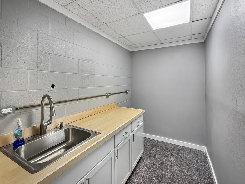 More Photos Of 3940 Dixon St, Des Moines Service For Lease