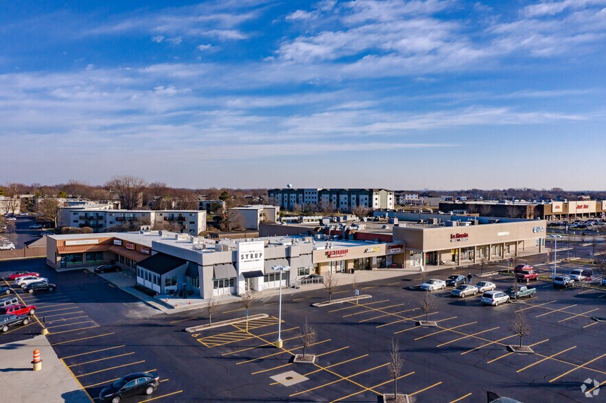 More Photos Of 546-584 S Randall Rd, Saint Charles Unknown For Lease