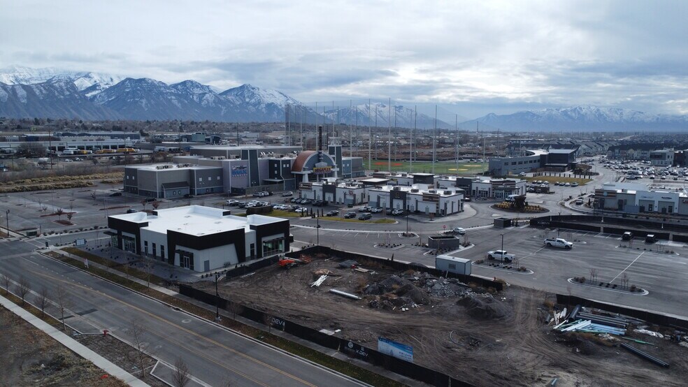 More Photos Of 634 N Mill Road, Vineyard Storefront Retail Office For Lease