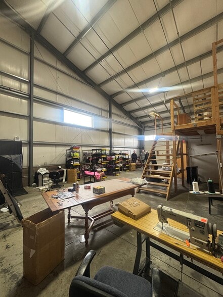 More Photos Of 840 SE Woodland Blvd, Bend Warehouse For Lease