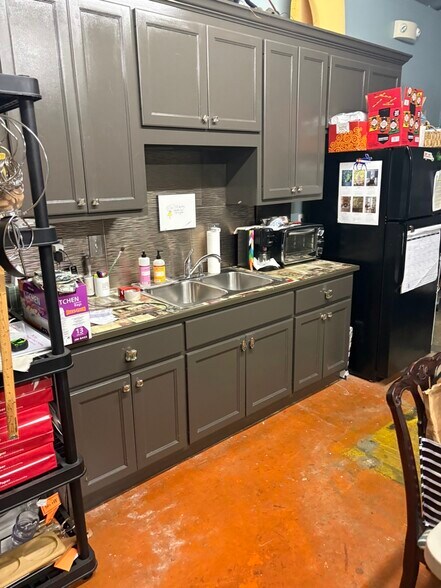 More Photos Of 2407 Memorial Pky SW, Huntsville Freestanding For Lease