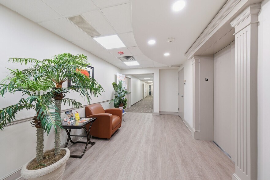 More Photos Of 150 W Half Day Rd, Buffalo Grove Medical For Lease