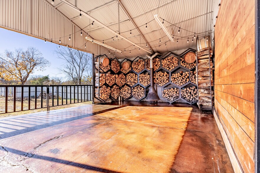 More Photos Of 1024 S First St, Sherman Warehouse For Lease