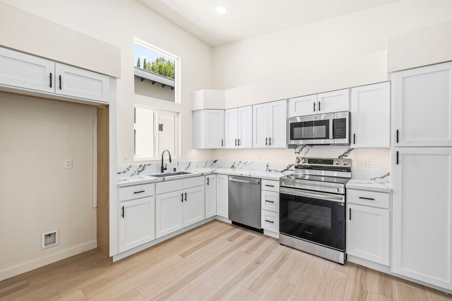 More Photos Of 22320 Itasca St, Chatsworth Apartments For Sale