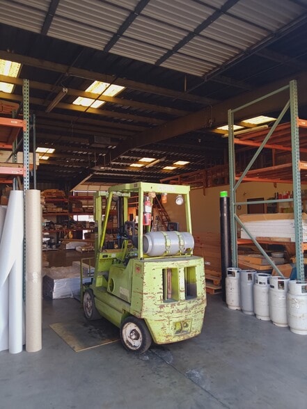 More Photos Of 4608 District Blvd, Bakersfield Warehouse For Sale