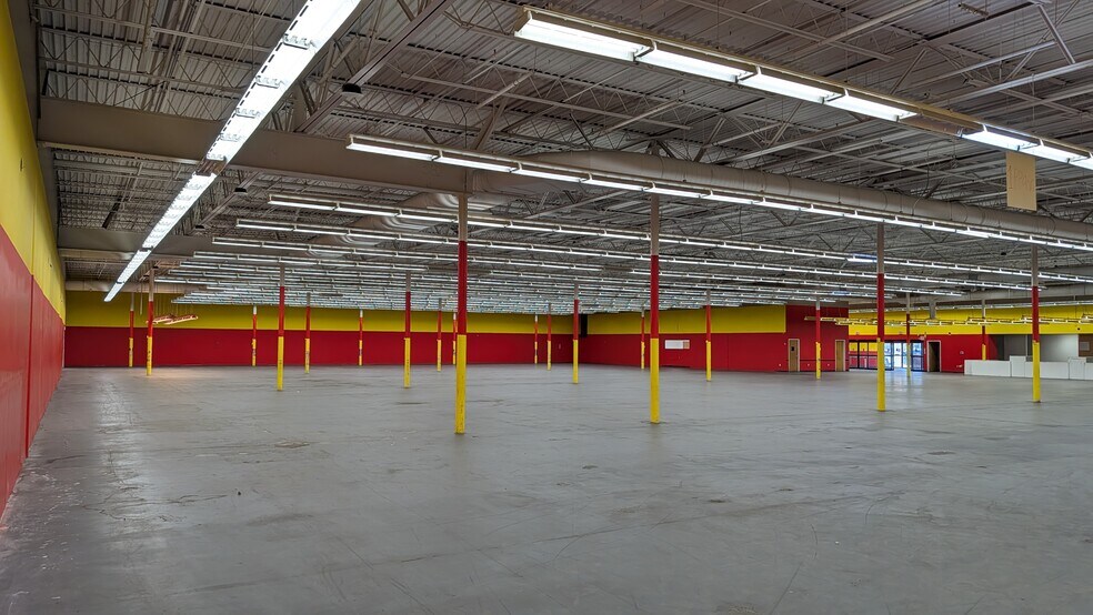More Photos Of 6100-6180 Broadway, Merrillville Unknown For Lease