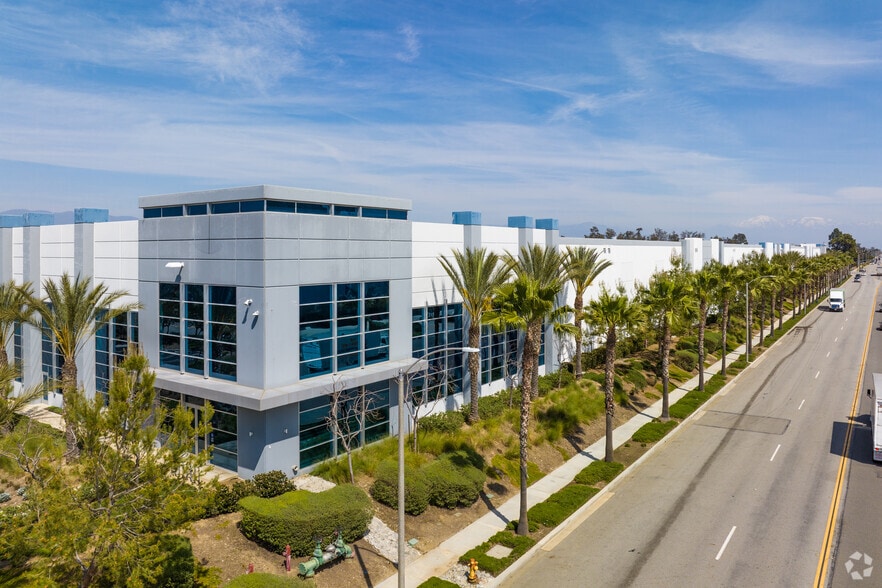 More Photos Of 10886 S Citrus Ave, Fontana Distribution For Lease