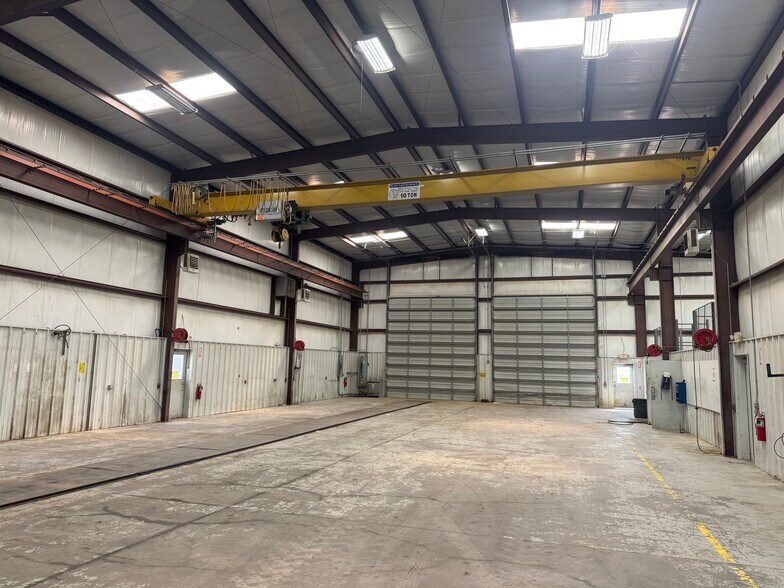 More Photos Of 335 S County Rd W, Odessa Warehouse For Lease