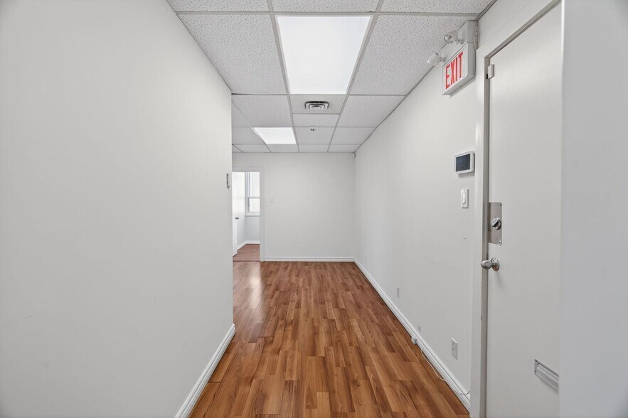 More Photos Of 256-260 Church St, Oakville Storefront Retail Office For Lease