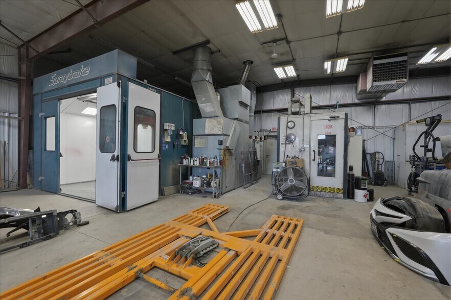More Photos Of 590 Commercial Ave, Waterloo Auto Repair For Sale
