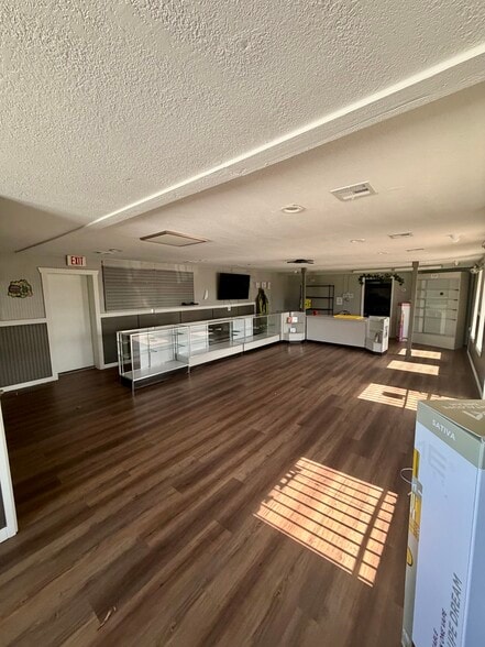 More Photos Of 500 N J. M. Davis Blvd, Claremore Restaurant For Sale