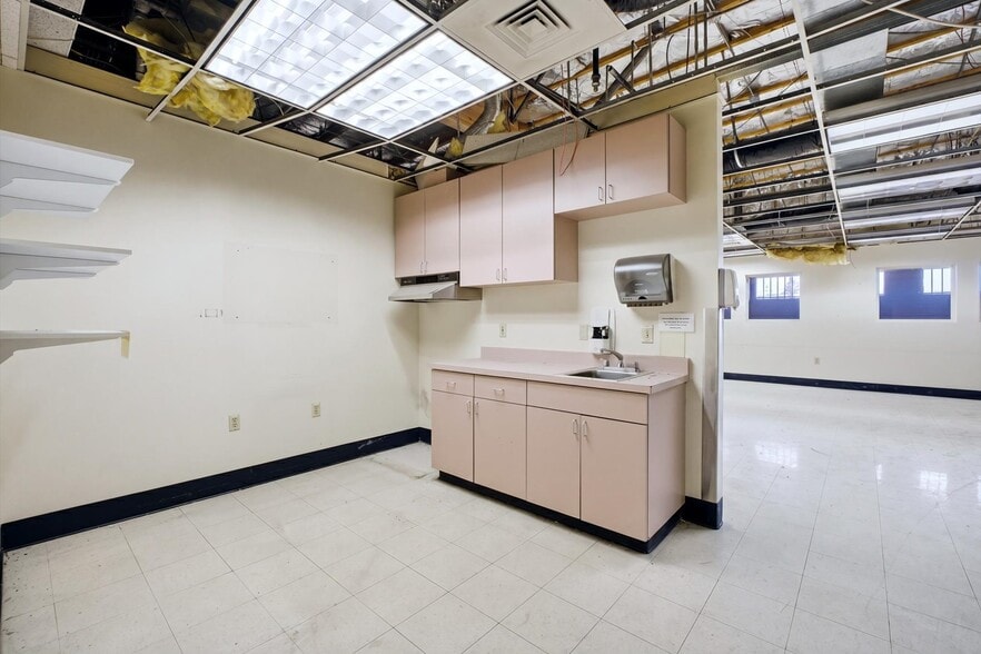 More Photos Of 4011 N 51st Ave, Phoenix Medical For Sale