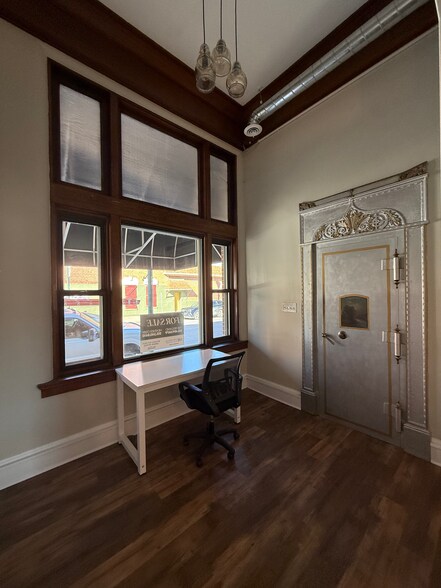 More Photos Of 101 E Jefferson St, Winterset Office For Sale