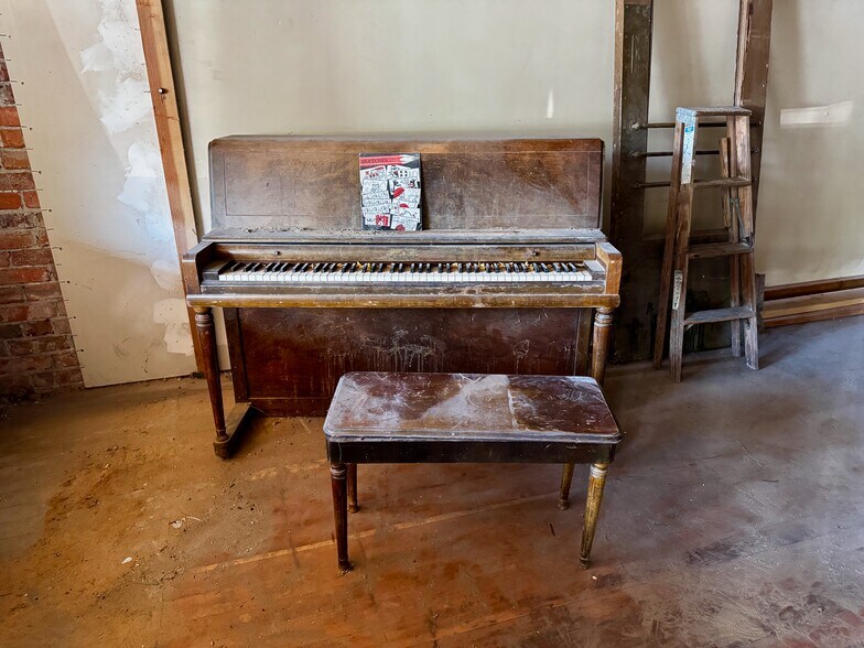 More Photos Of 1028 Main St, Klamath Falls Flex For Sale