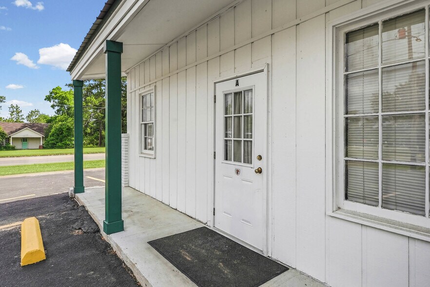 More Photos Of 450 Stephens St, Rochelle Storefront Retail Office For Sale