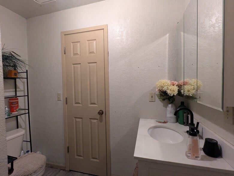 More Photos Of 5320 W Parkway St, Groves Industrial For Sale