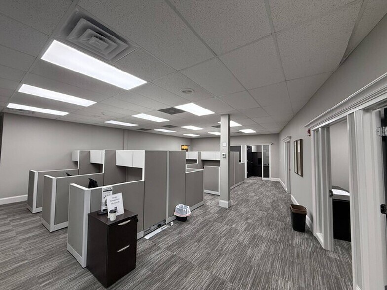 More Photos Of 777 E Algonquin Rd, Algonquin Storefront Retail Office For Lease