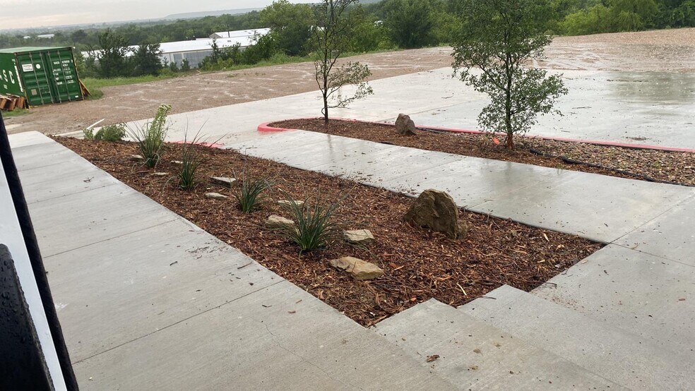 More Photos Of 109 Carl Kessler Blvd, Mineral Wells Showroom For Lease