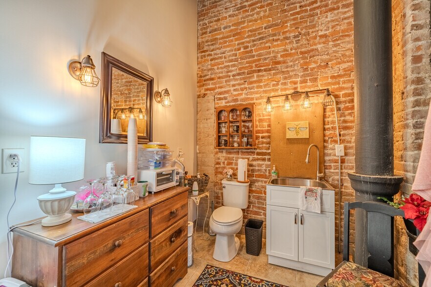 More Photos Of 104 E Main St, Adamsville General Retail For Sale