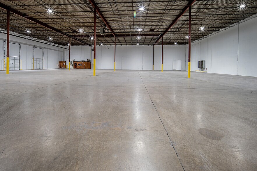 More Photos Of 8330 Endicott Ln, Dallas Warehouse For Lease