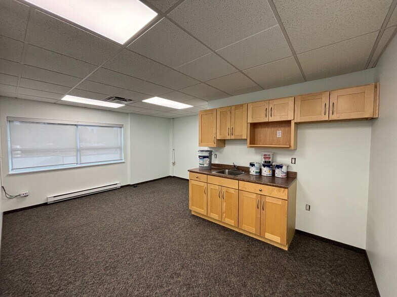 More Photos Of 4125 Mcconnell Dr, Burnaby Warehouse For Lease