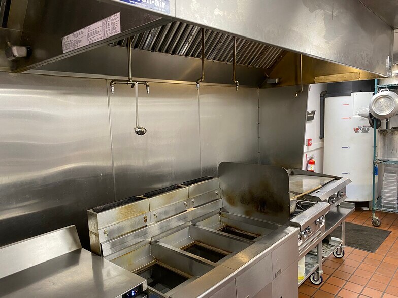 More Photos Of 410 S Clippert St, Lansing Restaurant For Sale