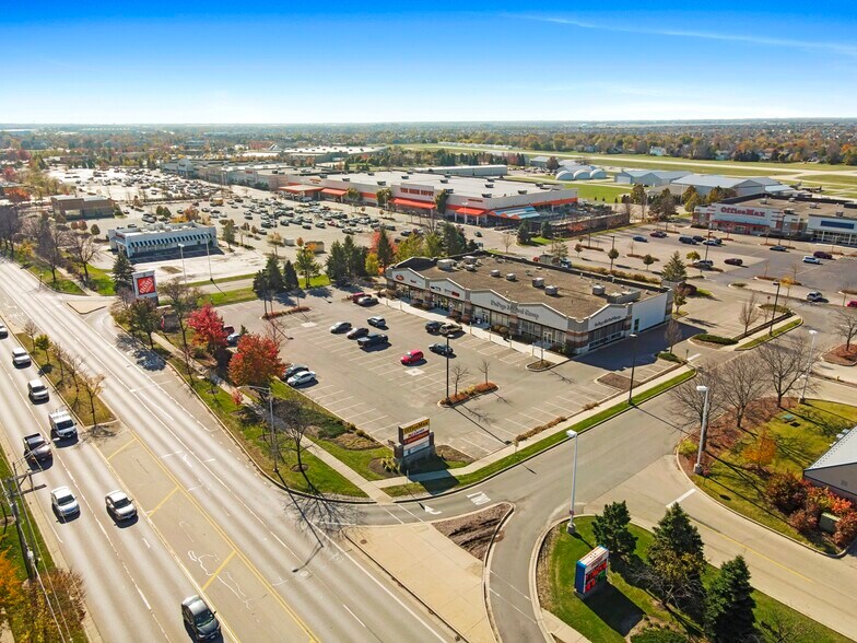 More Photos Of 137-149 N Weber Rd, Bolingbrook Restaurant For Lease