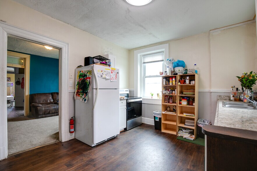 More Photos Of 705 Richmond Hwy, Richmond Showroom For Sale