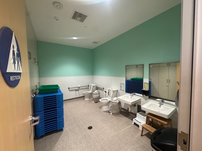 More Photos Of 19436 Ventura Blvd, Tarzana Daycare Center For Lease