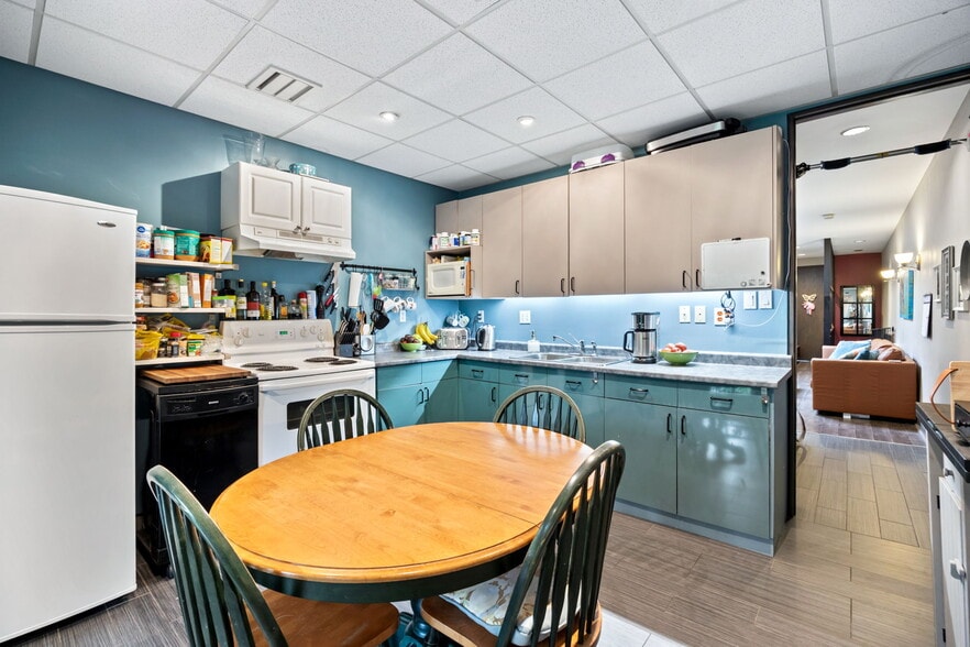 More Photos Of 1611 Bloor St W, Toronto Storefront Retail Office For Sale