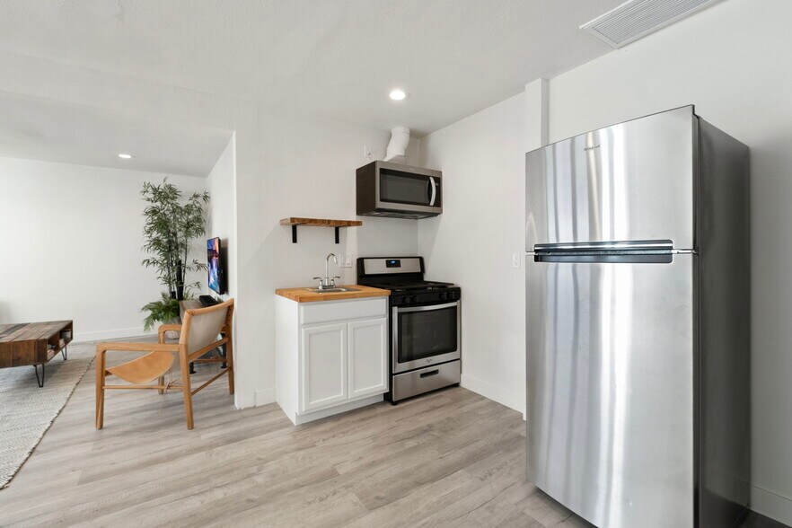 More Photos Of 555 E 3rd St, Long Beach Storefront Retail Residential For Sale