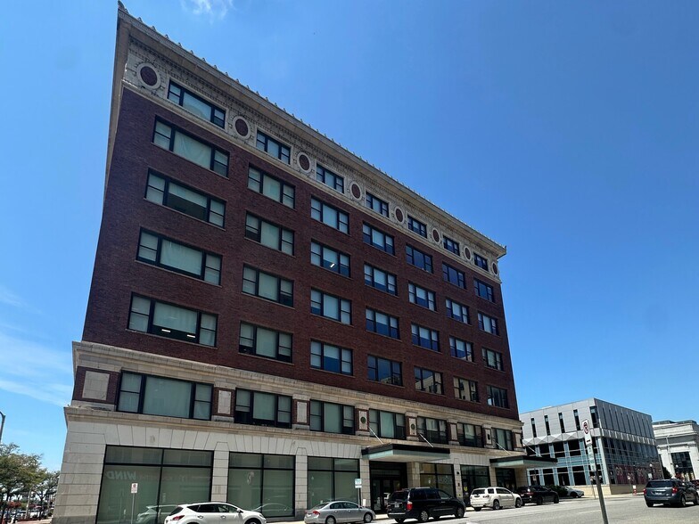 More Photos Of 102 W 2nd St, Davenport Office For Lease