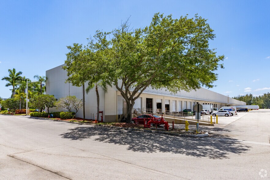 More Photos Of 6701 NW 7th St, Miami Warehouse For Lease