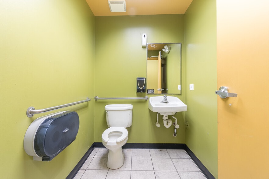 More Photos Of 337 W Irving Park Rd, Wood Dale Service Station For Sale