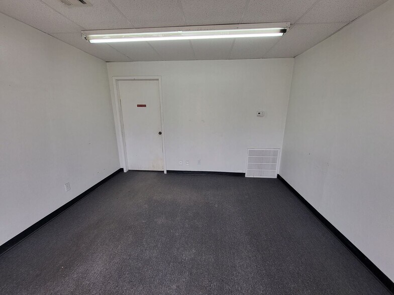 More Photos Of 7112 NW Melrose Ln, Oklahoma City Manufacturing For Lease