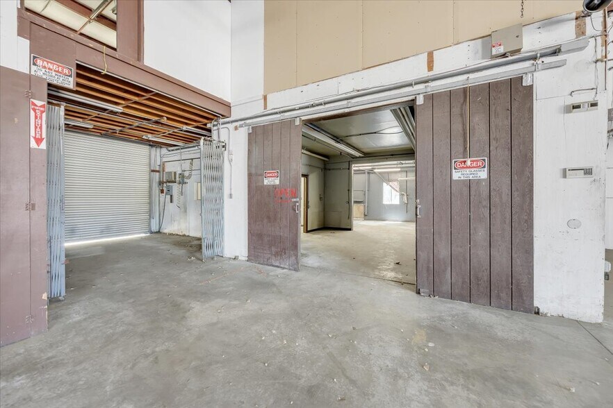 More Photos Of 20833 Mechanical Dr, Sonora Warehouse For Sale