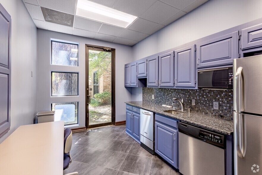 More Photos Of 440 N Center St, Arlington Office For Sale