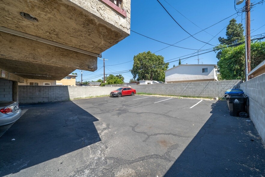 More Photos Of 11249 Emelita St, North Hollywood Apartments For Sale