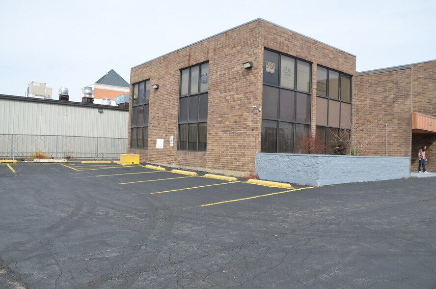 More Photos Of 2071 Irving Park Rd, Hanover Park Medical For Lease