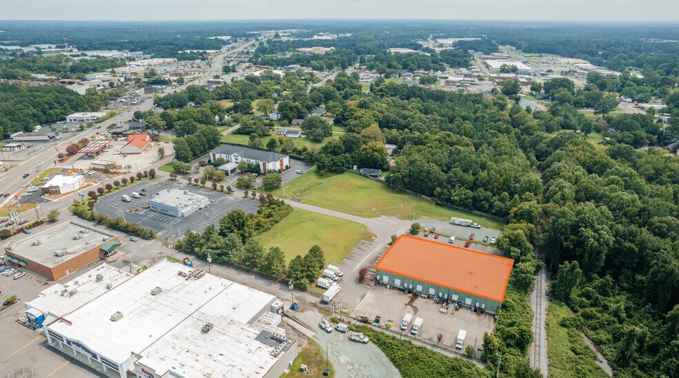 More Photos Of 200-225 Commercial Ct, Sanford Flex For Lease